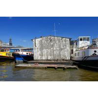 1326 Arbeitsboot, Hausboot im Binnenhafen Hamburgs - Barkassen. | Binnenhafen - historisches Hafenbecken in der Hamburger Altstadt.